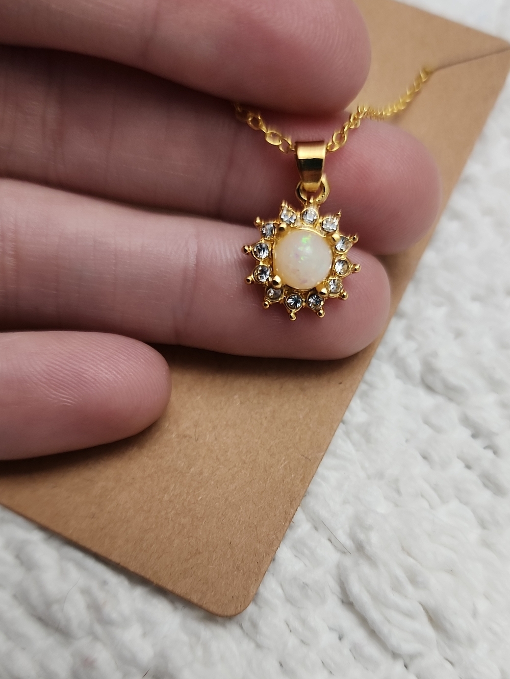 Luxury Round White Imitation Opal Pendant Necklace, Women's Accessories,